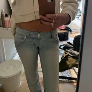 lågmidjade jeans!! - jätte fina lågmidjade jeans som är köpta på plick men tyvärr inte passade ❤️ midjemått:  37cm innerbenslängd: 78cm!!