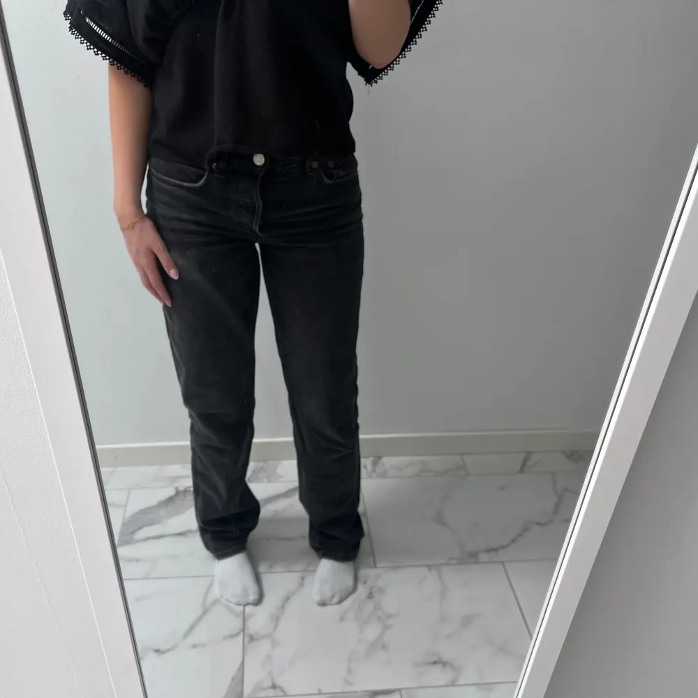 Säljer ett par svarta jeans från zara som är i straight fit och midwaist🖤säljer pga att de ej används. Byxorna har slitningar längst ner på båda benen.. Jeans & Byxor.