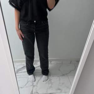 Säljer ett par svarta jeans från zara som är i straight fit och midwaist🖤säljer pga att de ej används. Byxorna har slitningar längst ner på båda benen.