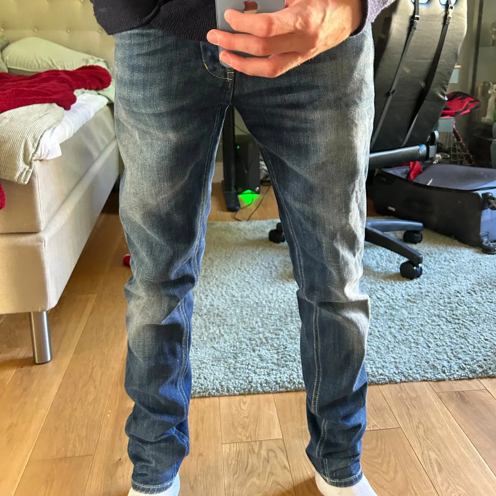 Tja, säljer dessa Dondup George jeans i skinny fit (strlk 32) dessa är mer eller mindre helt oanvända. Inga defekter heller. Riktigt stilrena nu till skol starten och utekvällar. Ej fast pris så kom PM om frågor/ funderingar och även bilder! . Jeans & Byxor.