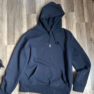 Ralph lauren hoodie - Säljer denna ralph laurenhoodien på grund av att den är för liten, snygg men väl använd, lite nopprig men är ändå i okej skick