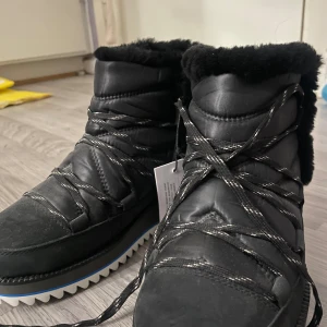 Skor - Säljer mina uggs då dom ej kom till användning. Lappen är kvar och även klistermärket under. Strl 36
