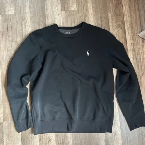 Ralph lauren långtröja - Säljer denna ralphlauren tröjan då den är för liten, väl använd men fortfarande i bra skick. Lite nopprig och tappat lite tryck i nacken. Nypris 1200 kr