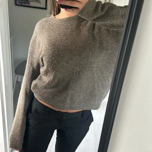 Stickad tröja - Stickad tröja från hm i fin brun färg🙏🏽 bra skick men ändå använd