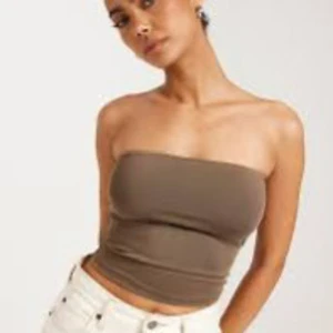 Urban outfiters topp🤎xxs - Ser mycket mer lik bilden i verkligheten vet inte varför färgen blir konstig på bild 😭 super snygg och oanvänd så säljer den då den va lite liten på mig💔 