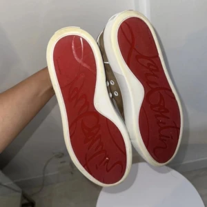 Christian Louboutin trainers - Intressekoll på mina Loubs🩷 köpta på vestaire Collective för några månader sedan men har sällan kommit till använing🩷tvättar dem såklart innan, hör av dig vid intresse eller om du har några frågor!🩷(skorna har gått igenom äkthetskontroll)🩷
