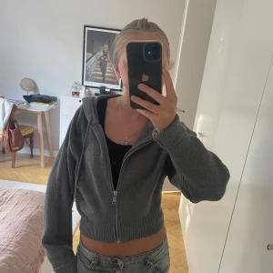 Stickad kofta dragkedja zara  - Säljer nu denna jätte fina stickade koftan med dragkedja i storlek m, men sitter som xs/s  från zara. Endast använd 1 gång så därför i nyskick!!
