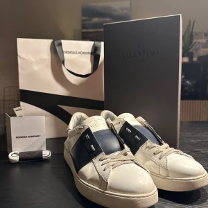 Valentino sneakers  - Endast byten annars 5500kr! Säljer ett par skor från Valentino köpta på NK. Kvitto och äktahetsbevis finns