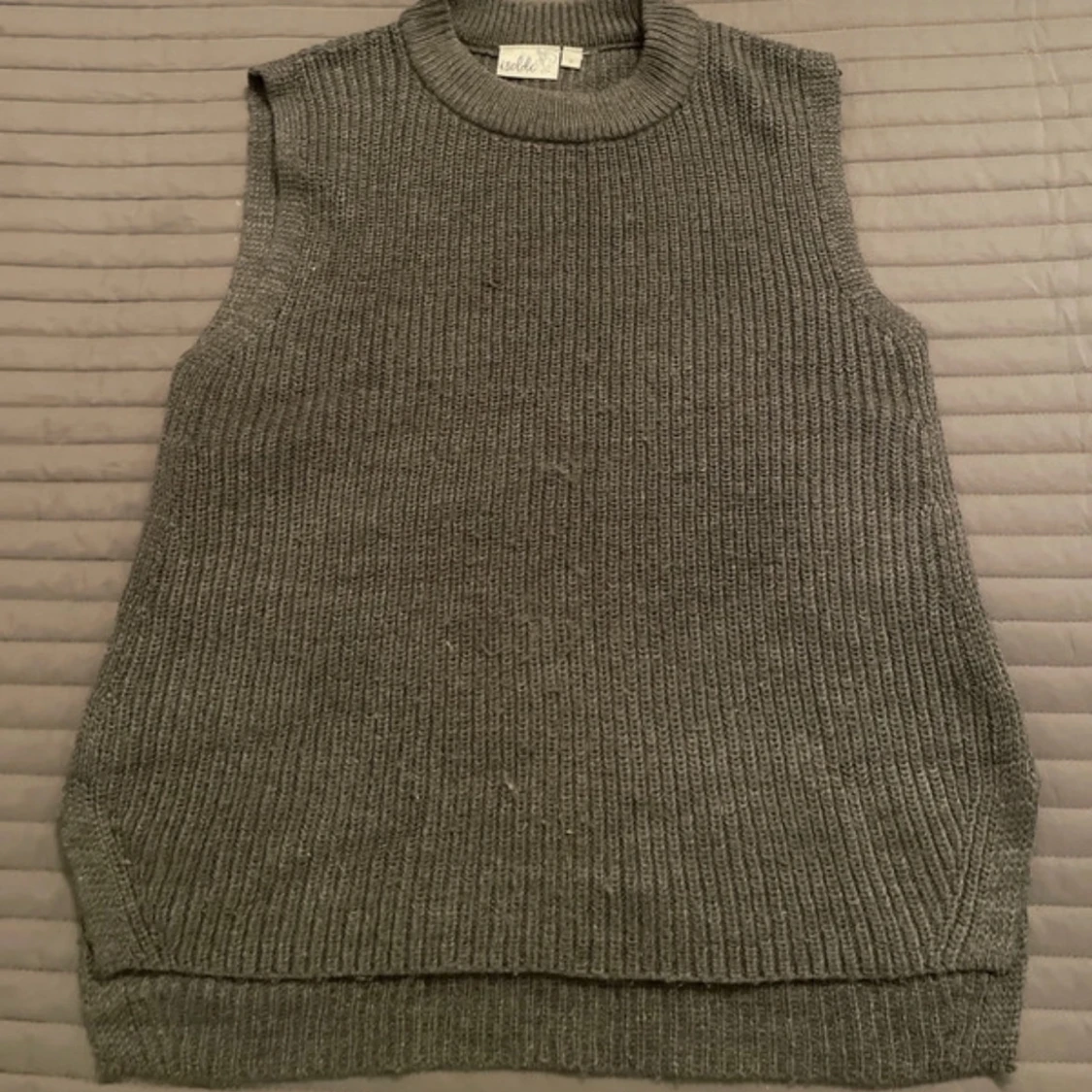 Grå stickad väst från Isolde