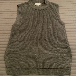 Grå stickad väst från Isolde - Säljer en  grå stickad väst från Isolde i storlek S. Perfekt för lager-på-lager under höst och vinter. Västen har en ribbad design och är i mycket bra skick.