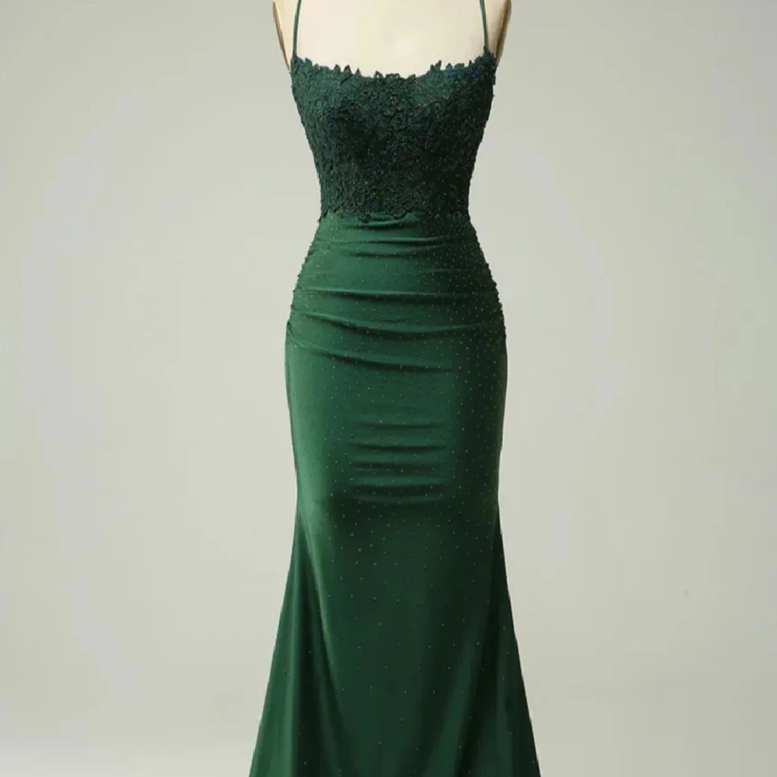 Grön långklänning med spetsdetaljer