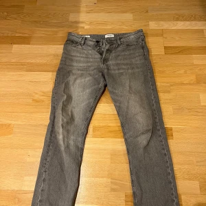 Gråa jeans - Säljer dessa snygga gråa jack&jones jeans då dom blivit för små. Dom är i väldigt bra skick. Använda fåtal gånger modell Relaxed chris. Storlek W31 L34