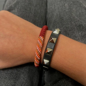 Valentino armband svart - Fint valentino armband i bra skick, box medföljer, samt äkthetsbevis.