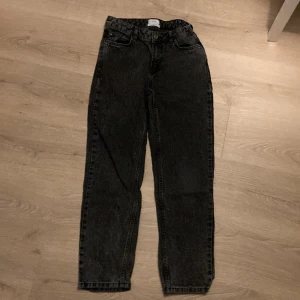 Svarta jeans från Grunt XL barnstorlek - Snygga svarta jeans från Grunt med en klassisk fyrficksdesign.  Nypris 600 kidsbrandstore. Några frågor så skriv bara