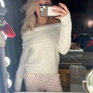 En mycket fin vit stickad tröja ifrån hm som är off shoulder, bra skick🩷🎀