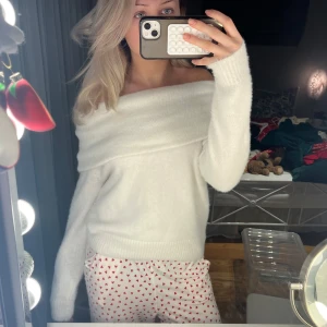 En super gosig tröja ifrån h&m - En mycket fin vit stickad tröja ifrån hm som är off shoulder, bra skick🩷🎀