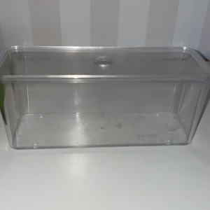 Transparent plastlåda med lock - Säljer en rektangulär transparent plastlåda med tillhörande lock. Perfekt för förvaring av diverse småsaker. Lådan är enkel att stapla och har en slät yta. Mått 22 cm* 8 cm, höjd 8 cm. Har 2 st. samma lådor + en lite större.