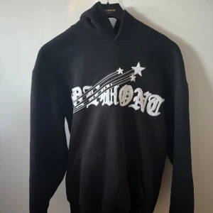 Demont OG hoodie - Säljer denna Demont OG hoodie från deras första kollektion,  använd men i bra skick, sitter som liten S men passar XS oxå om nån undrar. Hör av er vid frågor! Hjalmar