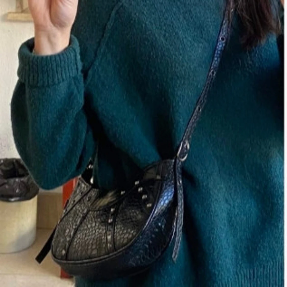 Svart axelväska med nitar - 92