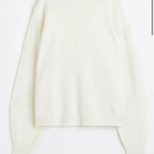 Vit stickad tröja från H&M - Säljer en supermysig vit stickad tröja från H&M i storlek S. Perfekt för kyliga dagar med sin mjuka och varma känsla. Tröjan har långa ärmar och en klassisk rund halsringning. Passar både till vardags och lite finare tillfällen. 🧶✨