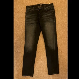 Mörkblå jeans - Mörkblå jeans från jack & jones, storlek 31/32, skick 9/10, original pris 999kr vårat pris 349kr, skriv om du har frågor✅🤗