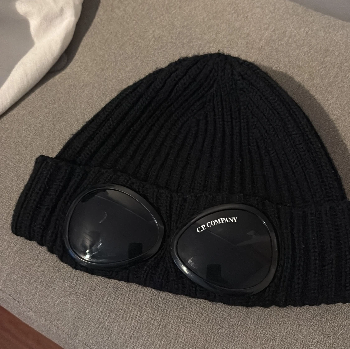 Svart ribbad mössa från C.P. Company - 90