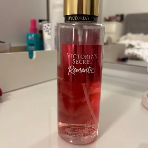 Victoria's Secret Romantic Fragrance Mist. Flaskan är mer än halvfull  - Säljer en Victoria's Secret Romantic Fragrance Mist