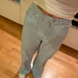 Blå Manchester byxor - Jättesnygga ljusblåa Manchester byxor från monki🤩🩵 Bra skick! Storlek 36🫶