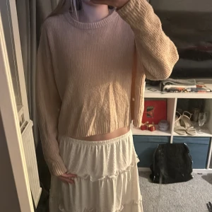 Ljusrosa ribbad tröja från H&M - Säljer en ljusrosa ribbad tröja från H&M. Tröjan har en croppad passform och långa ärmar, perfekt för en avslappnad stil. Den är mjuk och bekväm, idealisk för kyligare dagar. Skriv för mer information💕