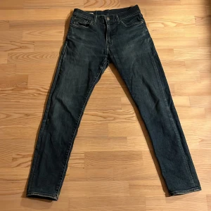 Levis jeans - Supersnygga levis jeans i rak enkel stil. Använt mycket lite och i super skick. Storlek 29/32 med klassisk gylf. Ett super plagg