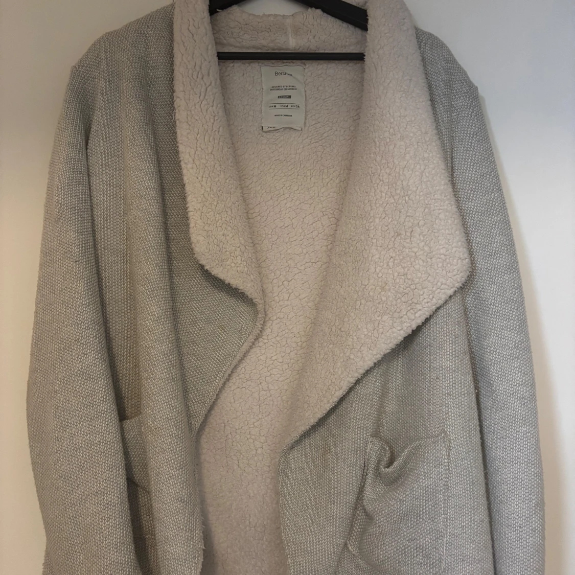 Grå teddyjacka från Bershka