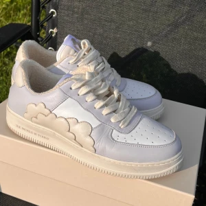 TWIY  - Första paret TWIY släppte, säljer dom pga dom är för små för mig. Köpte dom genom vinted och förra ägaren köpte dom på merch Sweden. Ända defekten är ett litet hål på insidan vid hälen annars är dom väldigt bra cond. Dm vid frågor