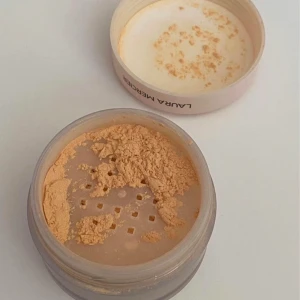 Translucent Loose ultra blur Setting Powder från Laura Mercier - Translucent Loose ultra blurring Setting Powder i nyansen Translucent Honey från Laura Mercier. Perfekt för att sätta sminket och ge en jämn finish. Innehåller 20 g. Endast testad 1 gång. Råkade beställa fel färg. Ny pris: 530kr 