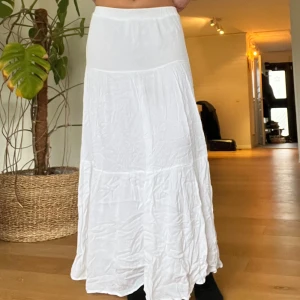 Vit och svart långkjol - Säljer denna fina vita långkjolen från Zalando i storlek XS🤍Säljer även en likadan i svart. (Kjolen på bilden är inte struken) 