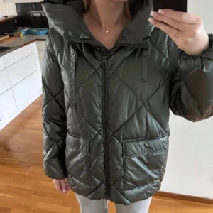 Grön jacka - Intressekoll på denna jätte snygga jackan❤️Jackan är något större i storleken så skulle säga att den är som en xxs-s❤️ Bra skick och pris kan diskuteras!! Inga bud under 700!!!!