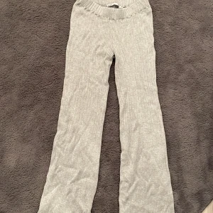 Grå ribbade byxor från lager 157 - Säljer ett par superbekväma grå ribbade byxor från lager 157. De är i bra skick och perfekta för en avslappnad stil. Byxorna har en loose passform och är tillverkade i ett mjukt material som känns skönt mot huden. Perfekta för höst och vinter! Ej använda