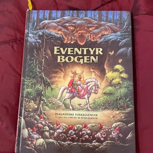 Barn bok Eventyrbogen - Eventyrbogen innehåller 25 klassiska folkeventyr, illustrerade och berättade av Peter Madsen. Boken är tryckt 2017 och har en vacker framsida med illustrationer av en riddare och en jätte. Perfekt för alla som älskar sagor och äventyr.vet ej om det är dansk text , är det nån som vet? . Den har en liten skada på kanten av boken .men man tänker inte på detta.storlek längd 38cm och bred är 23cm