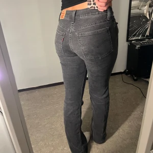 Superlow boot Levis jeans - Säljer ett par snygga grå Levis jeans med klassisk design. Säljer pågrund av för små i midjan..! (Ny pris 1150) 