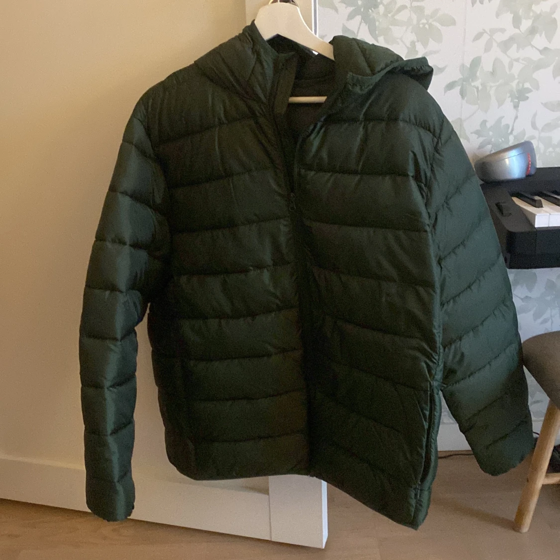 Grön pufferjacka med huva