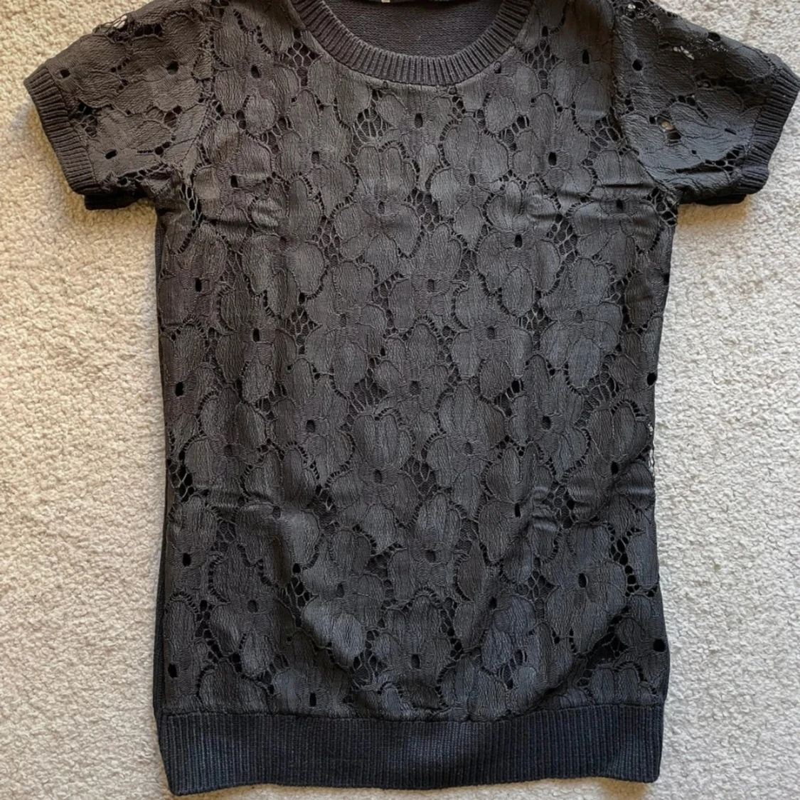 Svart spetsmönstrad topp