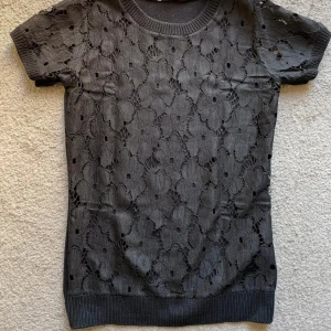 Svart spetsmönstrad topp - Snygg svarr topp med korta ärmar och spetsmönster. Från Intimissmi, xs/s