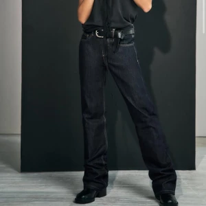 Svarta jeansbyxor - Snygga svarta jeans mid waist  och rak passform. Perfekta för en stilren look. De har  fem fickor och en knappgylf. Helt nya aldrig använda. Säljer då jag inte använt dem. Det är stl 36 men passar 34. Hör av er vid önskan om fler bilder💕