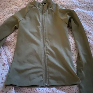  tränings zip tröja  - Köpt på Nelly använd enstaka gånger 💗☺️