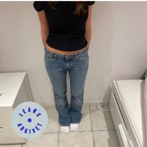 Utsvängda jeans - Ett par blå utsvängda jeans ifrån Wrangler. De är lågmidjade och i mkt bra skick. (Bilder lånade från jeansarkivet) Säljer då de tyvärr inte passade mig🥲, men så himla snygga jeans. Midjemått 38x2cm och innerbenslängd 85cm. POSTAR SAMMA DAG