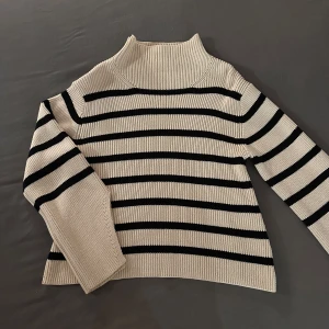 Randig stickad tröja - Säljer en superfin randig stickad tröja från Carin Wester i storlek XS. Perfekt för höst och vinter! Tröjan är i aldrig använd!