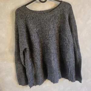 Stickad tröja från Bikbok - Grå stickad tröja från Bikbok i storlek xs