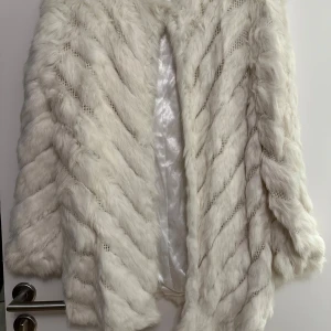 Maclauren Vit pälsjacka - Säljer en äkta  vit maclauren pälsjacka med ett lyxigt foder. Jackan har en stilren design med långa ärmar och ett mjukt, fluffigt päls. Jackan är endast använd ett få antal gånger och säljs för den inte används.