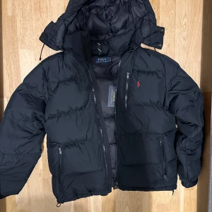 Polo Ralph Lauren jacka  - Snygg svart jacka från Polo Ralph Lauren, i nytt skick // träffas endast i Stockholm tar bara swish! 