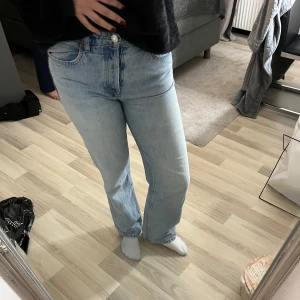 Ljusblå jeans - Säljer ett par ljusblå jeans med mid/hög midja och straight passform. Perfekta för en avslappnad stil. Jättefin färg!! 
