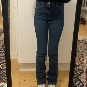 Blå jeans från Zara - Säljer ett par snygga blå jeans från Zara i storlek XS. De är högmidjade och har en tight passform som framhäver figuren. Perfekta för både vardag och fest! 🥳